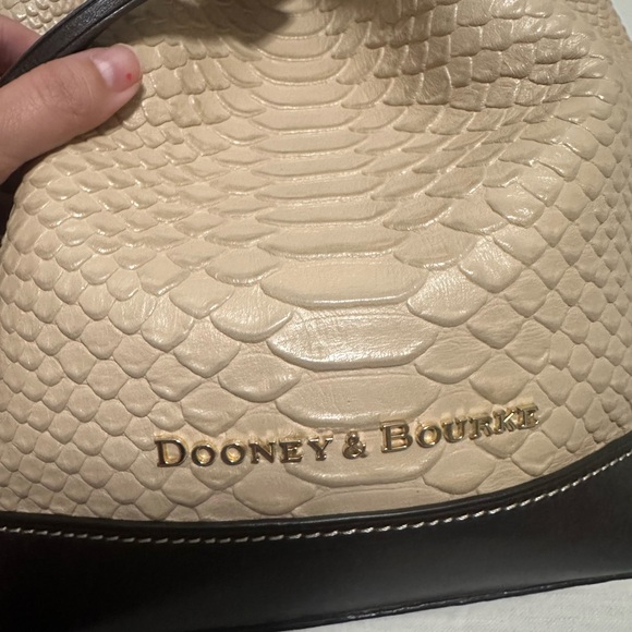 Limited Edition Dooney and Bourke drawstring bucket bag in Alligator - Picture 6 of 13